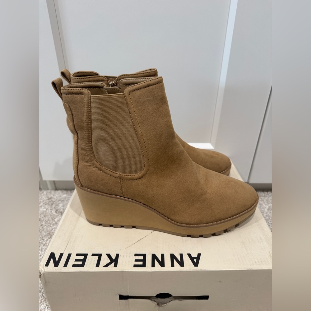 NIB Anne Klein Portia Dark Natural Wedge Boot, Size 9.5